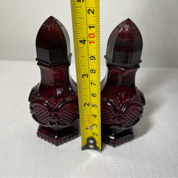 Vintage Avon Ruby Red 1876 Cape Cod Glass Salt & Pepper Shakers - Picture 3 of 3